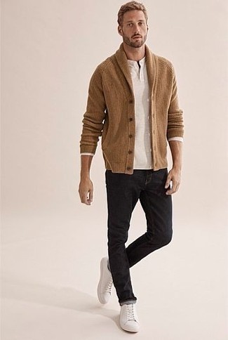 С чем носить белую лонгслив с горловиной на пуговицах мужчине