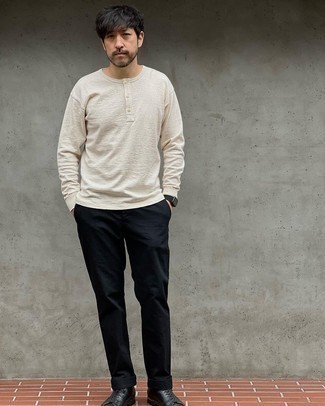 С чем носить белую лонгслив с горловиной на пуговицах мужчине