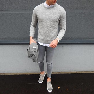 Как носить белую рубашку с длинным рукавом с серым вязаным свитером мужчине