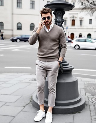 Как носить белую рубашку с длинным рукавом с серыми брюками чинос