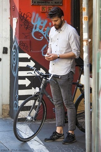 Как носить белую рубашку с длинным рукавом с серыми джинсами мужчине