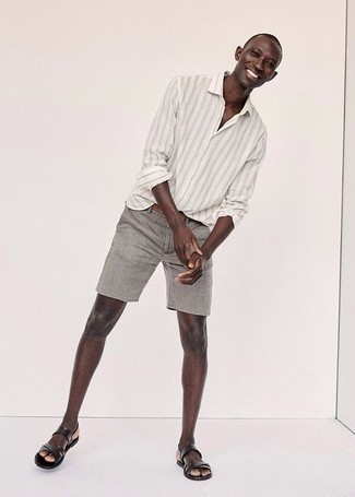Как носить белую рубашку с длинным рукавом с серыми шортами мужчине