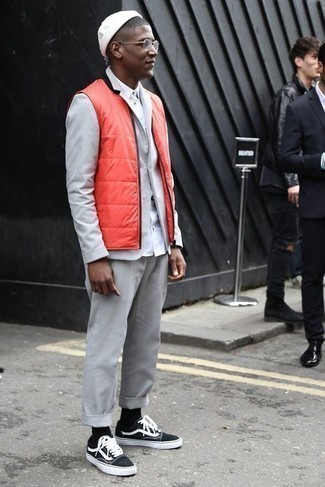 Как носить белую рубашку с длинным рукавом с серым костюмом