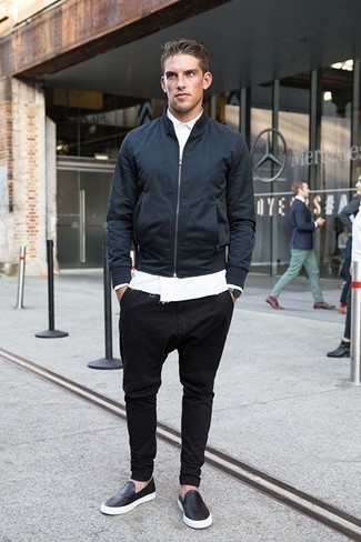 Как носить белую рубашку с длинным рукавом с темно-синим бомбером мужчине