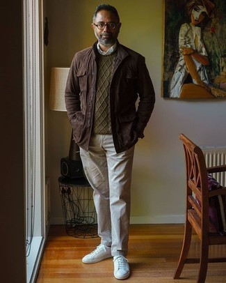 Как носить белую рубашку с длинным рукавом с оливковым вязаным свитером мужчине