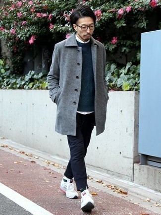 Как носить белую рубашку с длинным рукавом с оливковым вязаным свитером мужчине