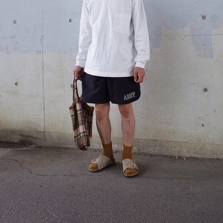 С чем носить белую футболку с длинным рукавом мужчине