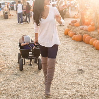 С чем носить белую футболку с длинным рукавом женщине