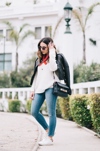 Как носить белые низкие кеды с черной кожаной косухой женщине