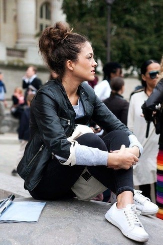 Как носить белые низкие кеды с черным кожаным бомбером женщине