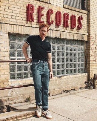 Как носить белые низкие кеды с черной футболкой-поло мужчине