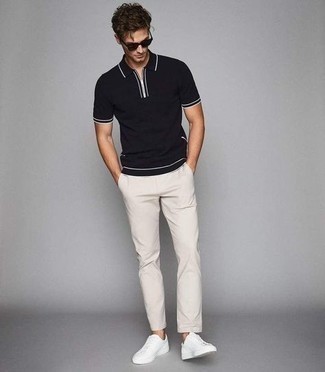 Как носить белые низкие кеды с черной футболкой-поло мужчине