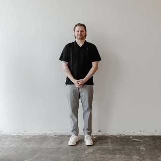 Как носить белые низкие кеды с черной футболкой-поло мужчине