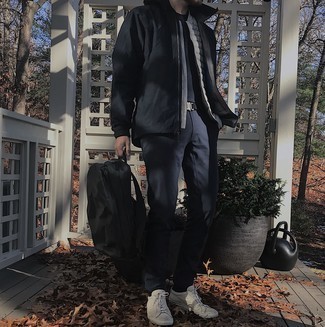 Как носить белые низкие кеды с черной ветровкой мужчине