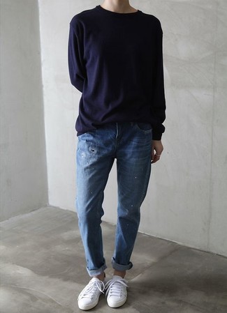 Как носить белые низкие кеды с синими джинсами женщине