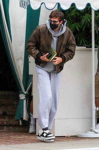 Как носить белые низкие кеды с коричневым бомбером мужчине
