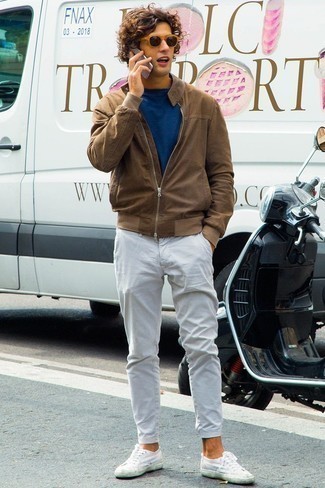 Как носить белые низкие кеды с коричневым бомбером мужчине