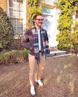 Как носить белые низкие кеды с коричневым бомбером мужчине