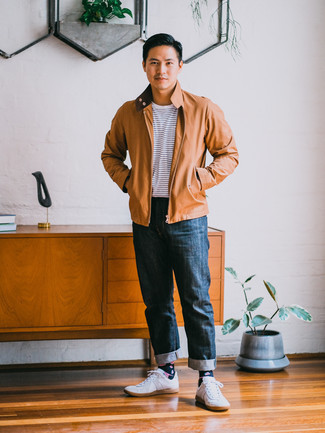 Как носить белые низкие кеды с коричневым бомбером мужчине