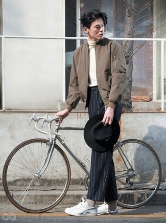 Как носить белые низкие кеды с коричневым бомбером мужчине