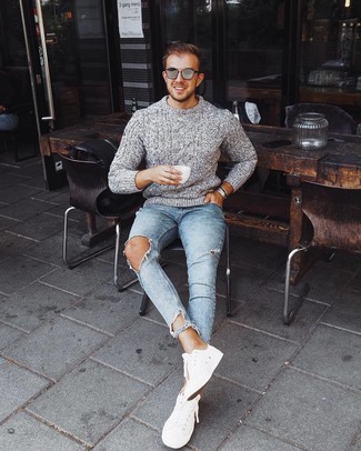 Какие вязаные свитера носить с белыми низкими кедами мужчине