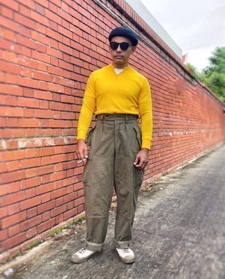 Какие брюки карго носить с белыми низкими кедами