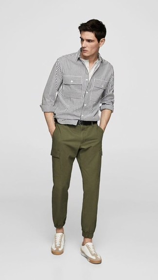 Какие брюки карго носить с белыми низкими кедами