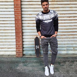 Какие брюки карго носить с белыми низкими кедами