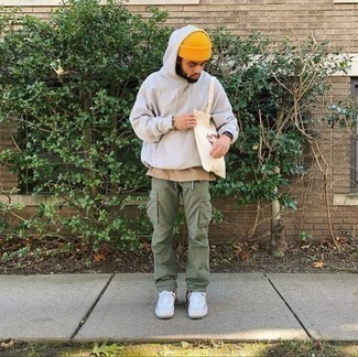 Какие брюки карго носить с белыми низкими кедами