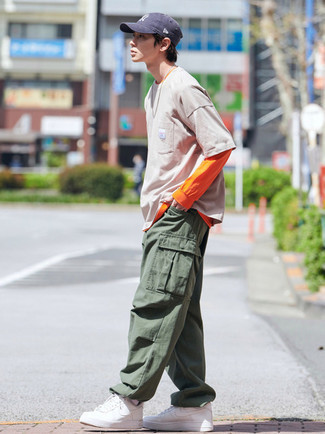 Какие брюки карго носить с белыми низкими кедами