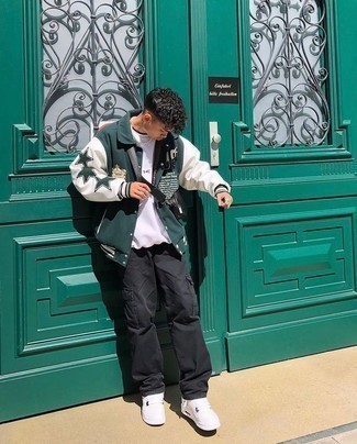 Какие брюки карго носить с белыми низкими кедами