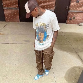 Какие брюки карго носить с белыми низкими кедами