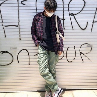 Какие брюки карго носить с белыми низкими кедами