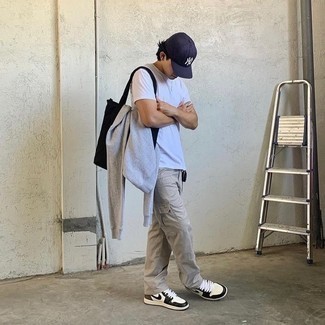 Какие брюки карго носить с белыми низкими кедами