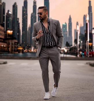 Как носить белые низкие кеды с темно-серым костюмом