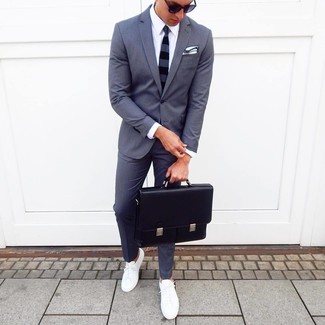Как носить белые низкие кеды с темно-серым костюмом