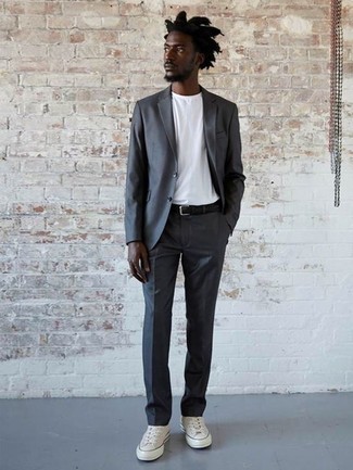 Как носить белые низкие кеды с темно-серым костюмом