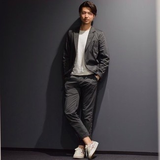 Как носить белые низкие кеды с темно-серым костюмом