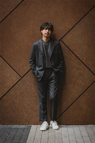 Как носить белые низкие кеды с темно-серым костюмом