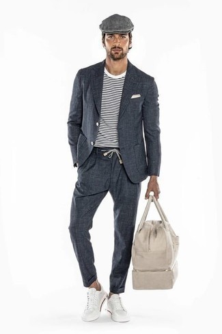 Как носить белые низкие кеды с темно-серым костюмом