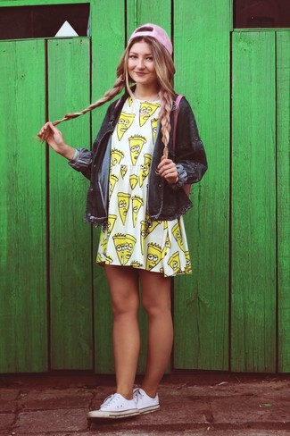 Какие джинсовые куртки носить с белыми низкими кедами женщине