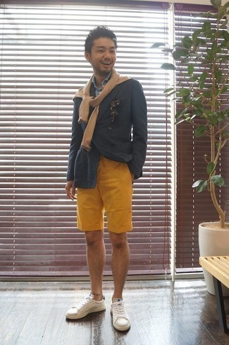 Какие двубортные пиджаки носить с белыми низкими кедами мужчине