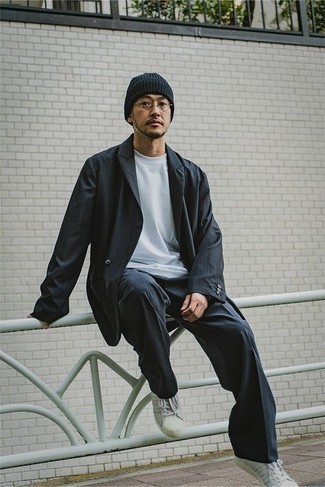 Какие двубортные пиджаки носить с белыми низкими кедами мужчине