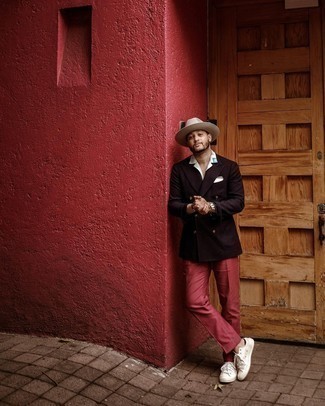 Какие двубортные пиджаки носить с белыми низкими кедами мужчине