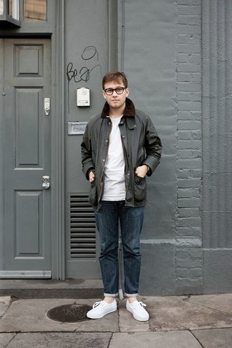 Какие полевые куртки носить с белыми низкими кедами