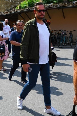 Какие полевые куртки носить с белыми низкими кедами