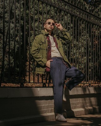 Какие полевые куртки носить с белыми низкими кедами