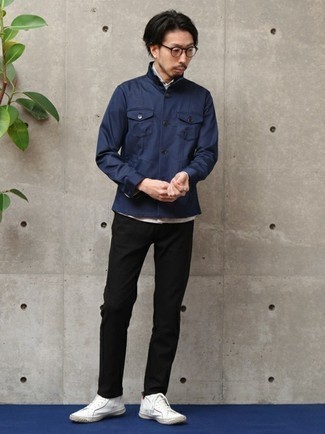 Какие полевые куртки носить с белыми низкими кедами