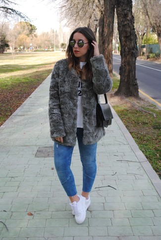 Какие шубы носить с белыми низкими кедами