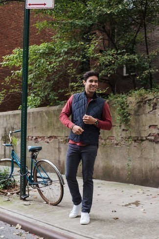 Какие куртки без рукавов носить с белыми низкими кедами мужчине